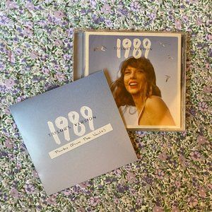 1989 (Taylor's Version) Crystal Skies Blue Edition Deluxe CD - with photos!